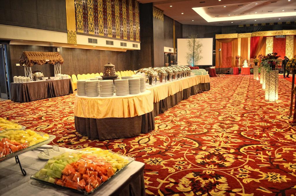 Kyriad Bumiminang Hotel Паданг Экстерьер фото
